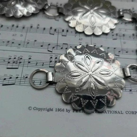 Silver Floral Link Belt - Picture 5 of 9